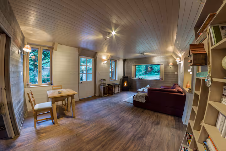 Chalet en bois chaleureux avec terrasse et lumière douce